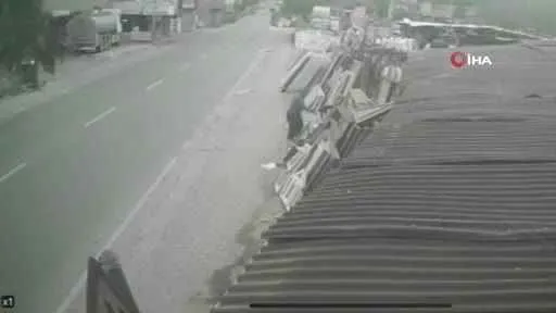 Başakşehir’de kapısı açık minibüsten düşen adam ağır yaralandı