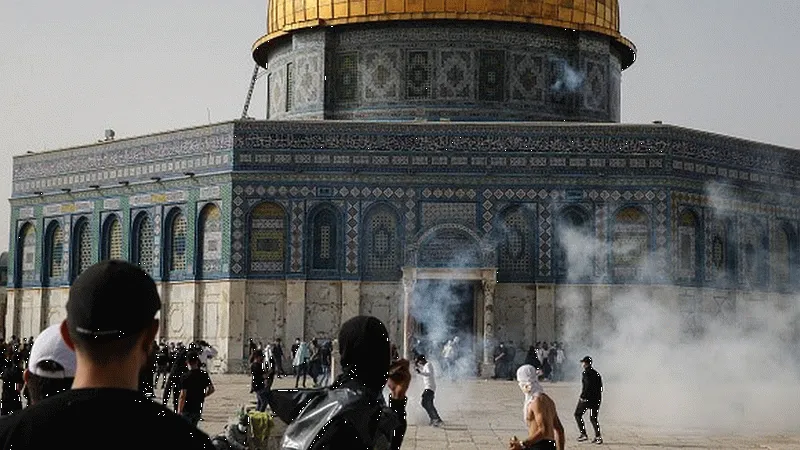 İsrail güçleri Mescid-i Aksa'da müslümanlara saldırdı