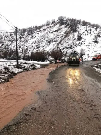 Tunceli’de sağanak nedeniyle yollara kaya parçaları düştü