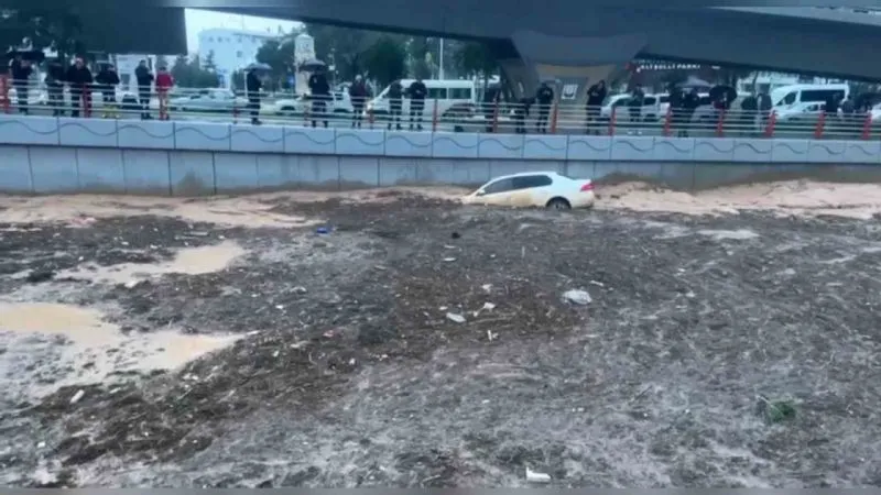 4 kişinin hayatını kaybettiği köprülü kavşakta sel anı kameraya yansıdı