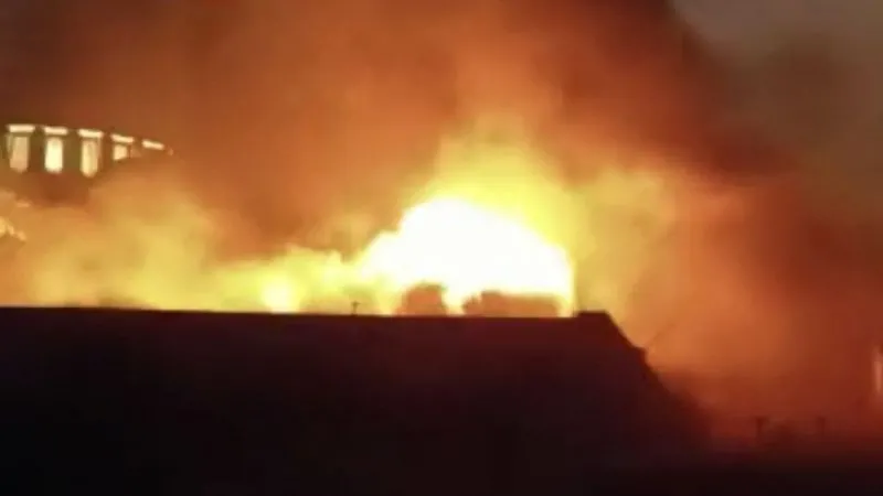 Fatih’te 3 katlı metruk bina alev alev yandı