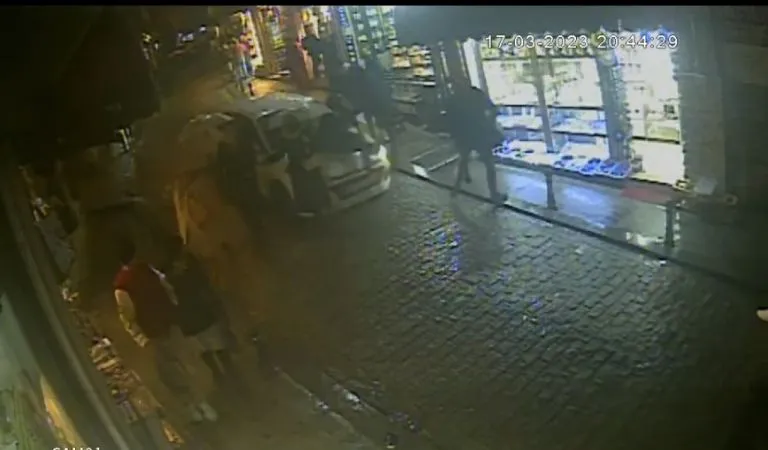 Galata’da dehşet anları kamerada: Otomobil yayaların arasına daldı