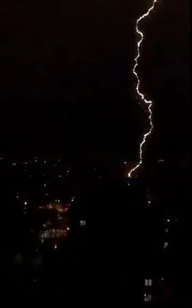 Gaziantep’te şimşekler geceyi gündüze çevirdi