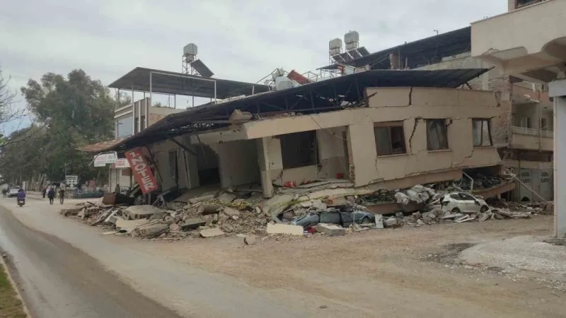 Bu binadan otomobil sayesinde 5 aile de sağ çıktı