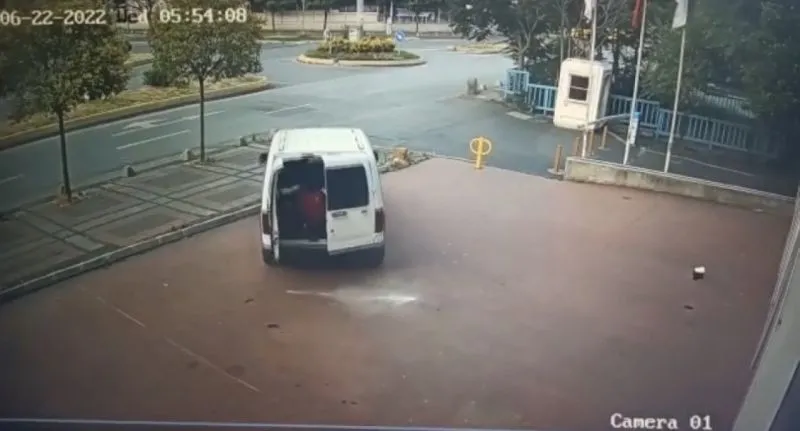 Soyguna gelen hırsızlar baltayı taş vurdu: Binadan taş yağmuruna tutuldular