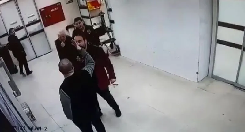 Pendik’te hastanede kendilerini kırmızı alana sokmayan güvenlikçiyi darbettiler