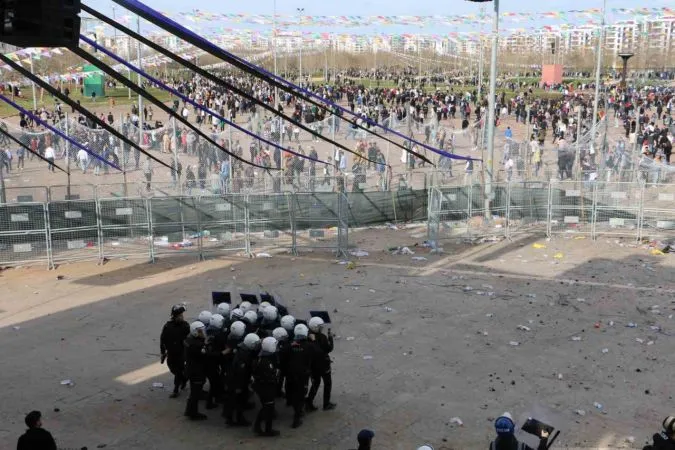 Diyarbakır’da polise taş attığı tespit edilen 200’e yakın kişi gözaltına alındı