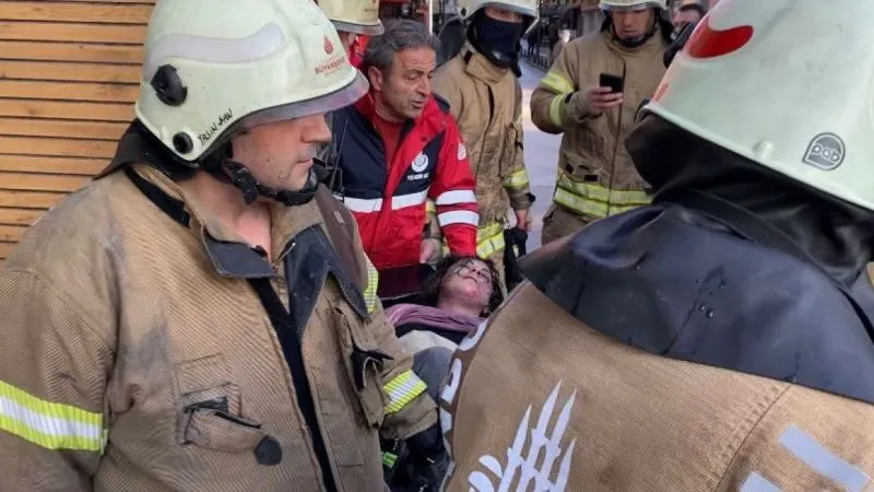 Pendik’te 7 katlı otelde yangın: 2 ölü 2 yaralı