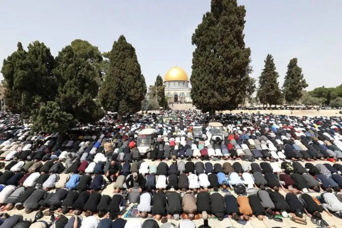 Mescid-i Aksa’da 100 bin kişi cuma namazı kıldı