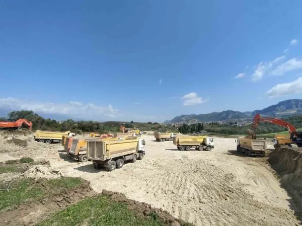 Hatay’da Defne Devlet Hastanesi’nin inşa çalışmaları gece gündüz devam ediyor