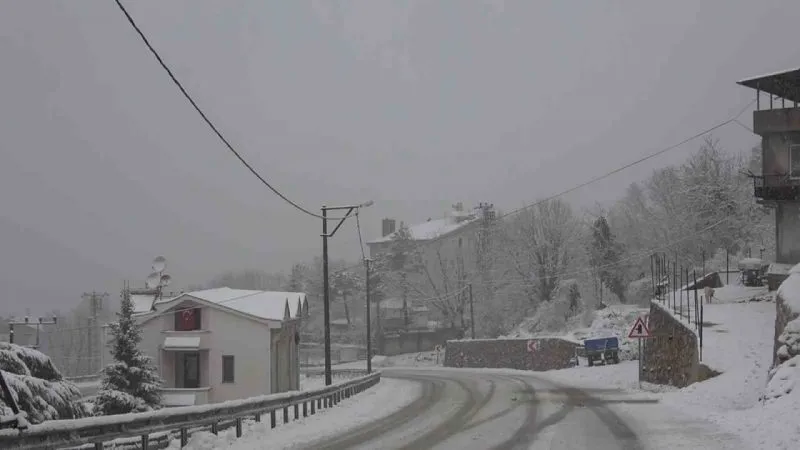 Uludağ’da kar 1 metreyi aştı, zincirsiz çıkışa izin verilmiyor