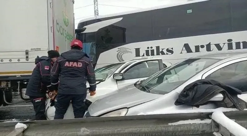 Bolu’da zincirleme trafik kazası, Ankara istikametine TEM otoyolu trafiğe kapandı