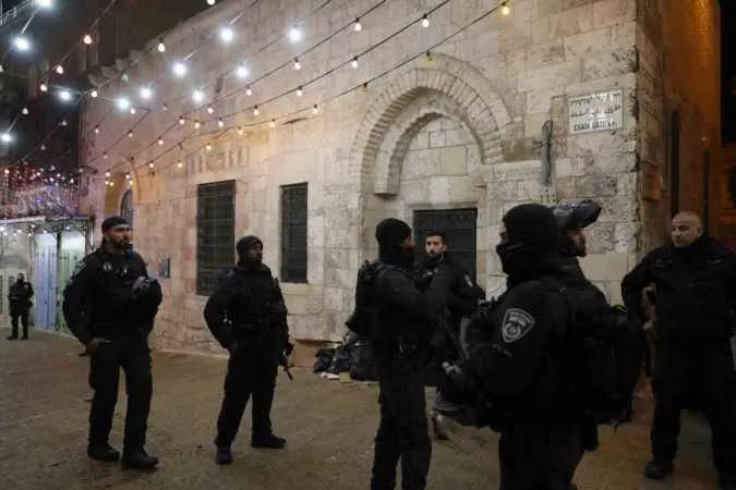 İsrail güçleri, Mescid-i Aksa’nın girişinde bir Filistinliyi öldürdü