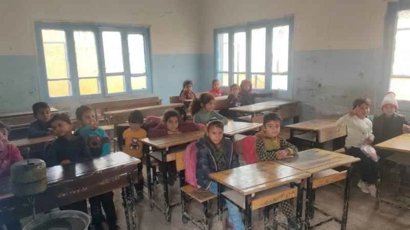 Suriye’de deprem sonrası eğitim çadırlarda başladı