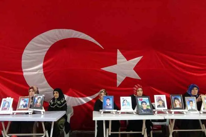 Evlat nöbetindeki gözü yaşlı anne: Keşke dünya gözüyle oğlumu görebilsem