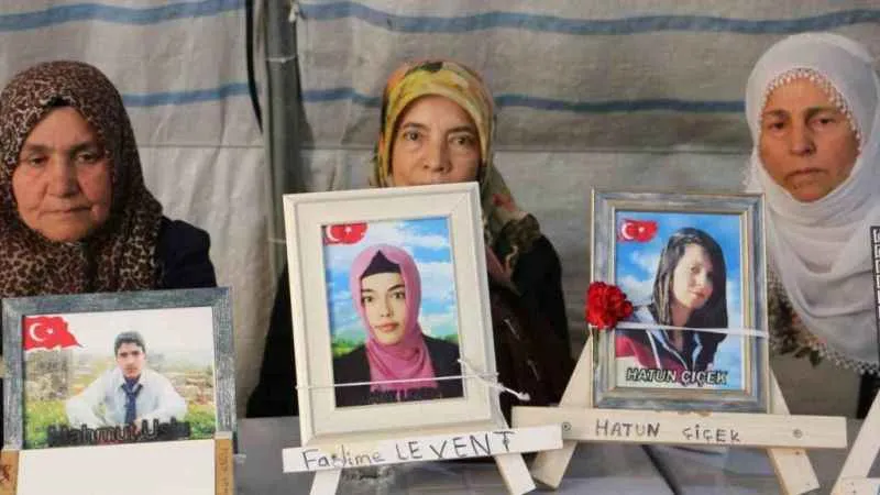 Evlat nöbetindeki ailelerden çocuklarına ‘teslim ol’ çağrısı