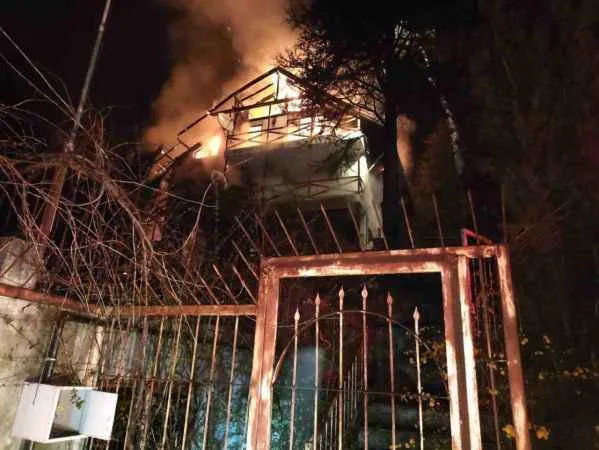 Ünlü oyuncu Şehsuvar Aktaş'ın anne ve babası yangında hayatını kaybetti