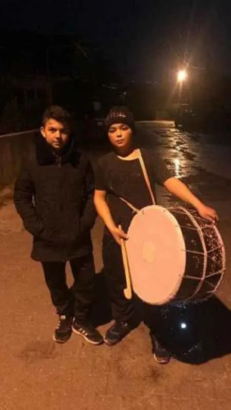 Ortaokul öğrencileri mahalleliyi sahura kaldırıyor