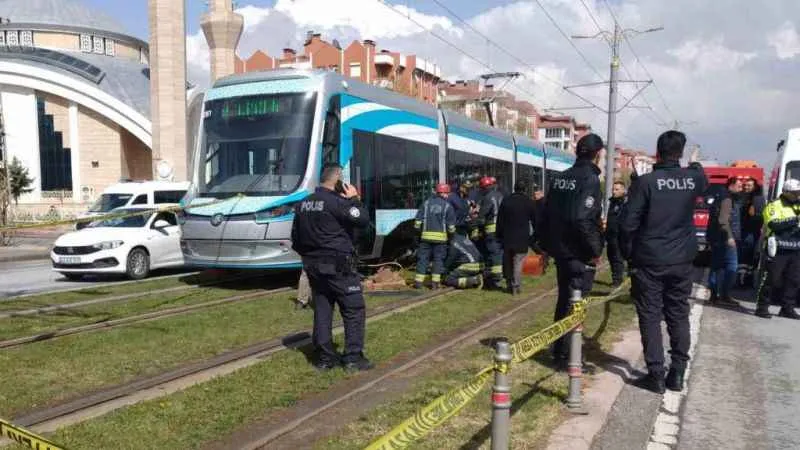 Tramvayın altında kalan Menal Şahade hayatını kaybetti