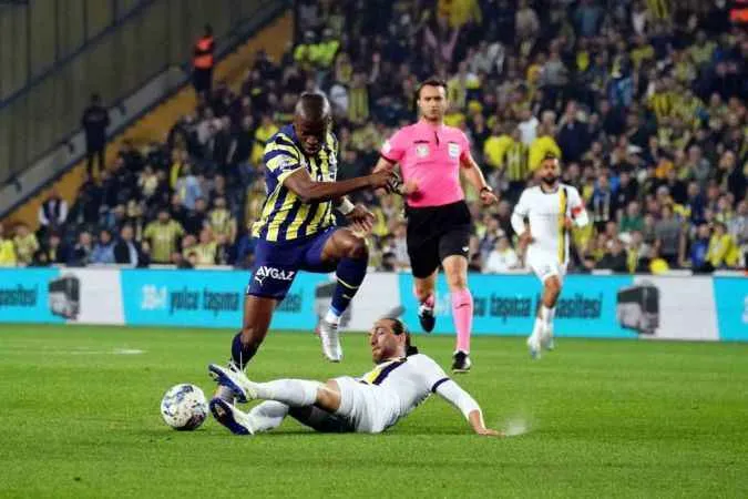 Fenerbahçe üç puanı uzatmalarda kazandı