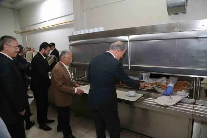 Bakan Akar: Bazıları teröristleri cesaretlendiriyor