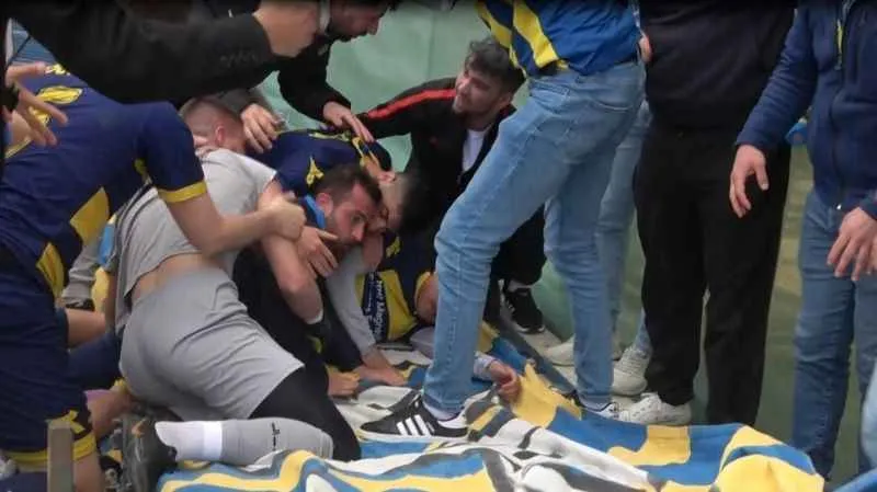 Söğütspor - Vitraspor maçında güvenlik bariyerleri devrildi, futbolcu ve taraftarlar ölümden döndü
