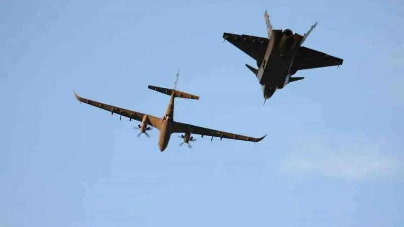 KIZILELMA uçuş testinde bir ilk: KIZILELMA VE AKINCI’dan kol uçuşu