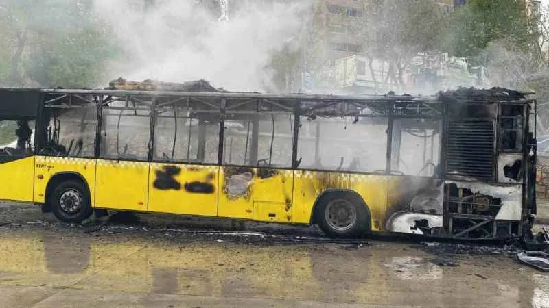Kartal’da park halindeki İETT otobüsü alevlere teslim oldu