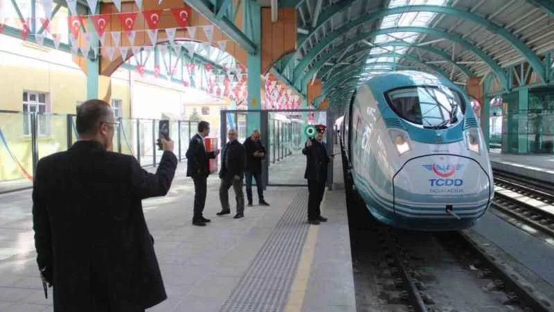 YHT ilk sivil seferine tam kapasite çıktı