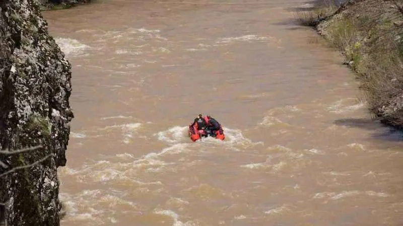 Munzur Çayı’na düşen Azat Demiral, Mehmet Can Demiral ve Baran Aslan Taş’ı arama çalışmaları sürüyor