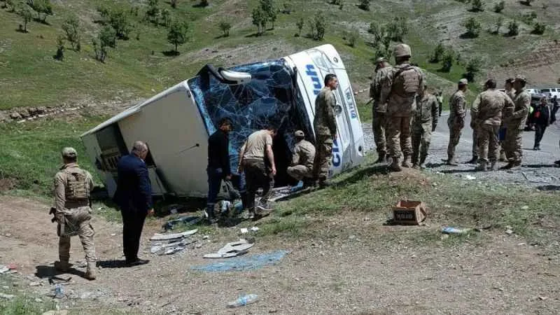 Şırnak’ta askeri personel taşıyan otobüs devrildi: 2 şehit ve yaralılar var