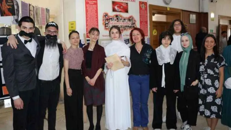 Atatürk Lisesi’nin bir koridoru ‘Felsefe Sokağı oldu