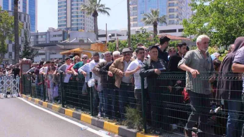 İzmir’de TCG Anadolu kuyruğu