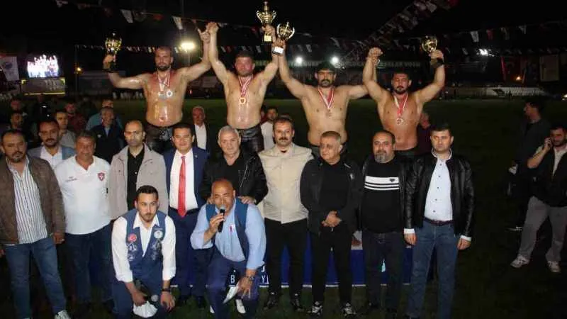 Hüseyin Gümüşalan mağlup eden İsmail Balaban Kumluca Başpehlivanı oldu