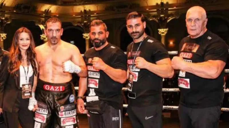 Şampiyon boksörümüz Fırat Arslan, Almanya’da ringe çıkacak