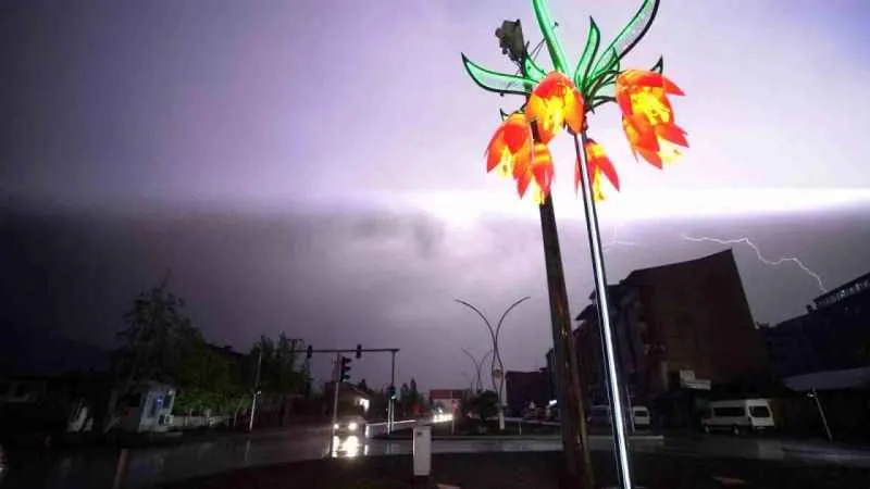 Yüksekova’da şimşekler geceyi gündüze çevirdi