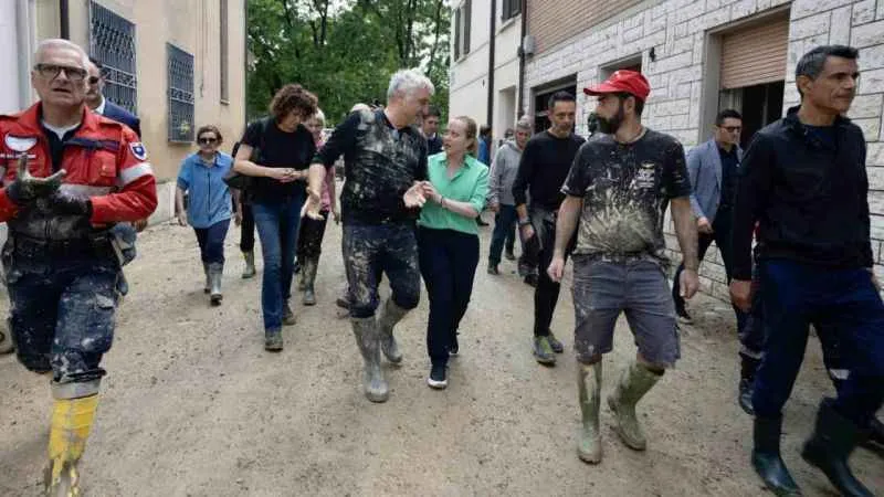 İtalyan Başbakan Meloni, çizmelerini giydi sel bölgesine gitti