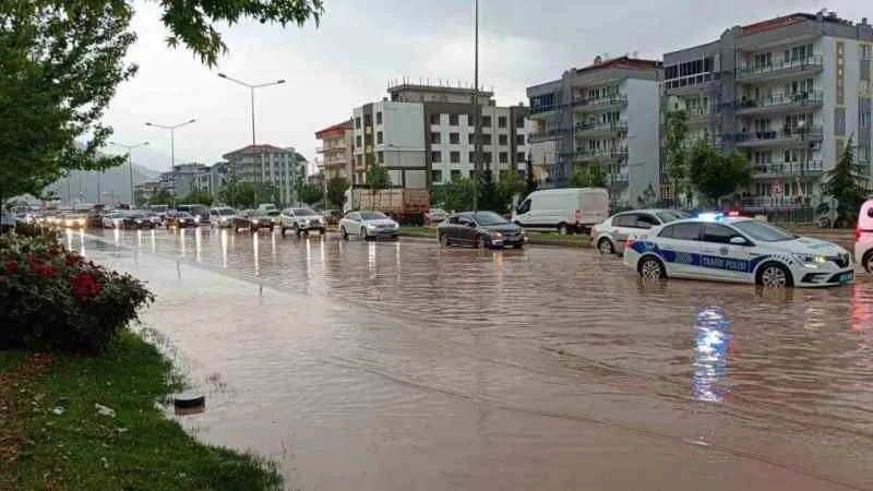 Denizli’yi sel vurdu: Trafik kilitlendi