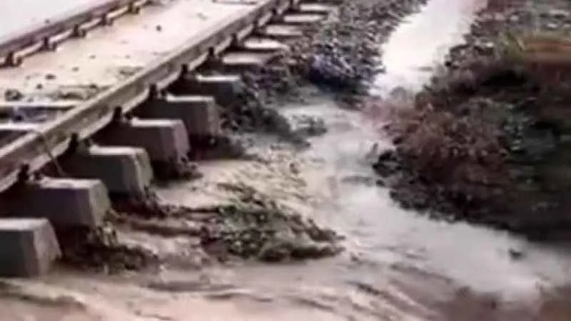 Mersin’de şiddetli yağış tren seferlerini vurdu