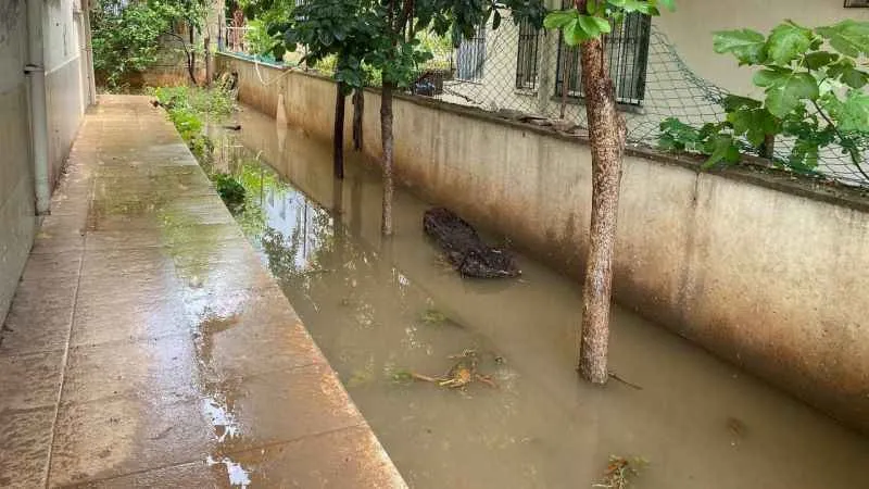 Antalya’da 15 dakikalık sağanak yağmur hayatı felç etti