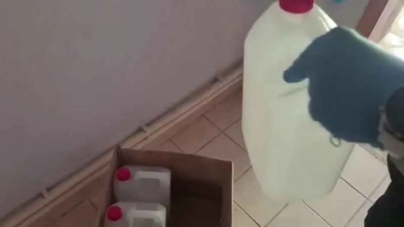 Baba oğul sahte alkol üretiyorlardı