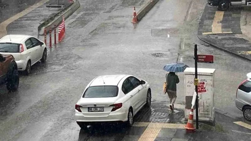 Ankara'da aniden başlayan sağanak etkili oldu