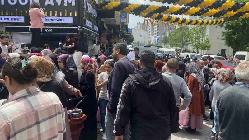 Esenyurt’ta mağaza açılışında izdiham yaşandı