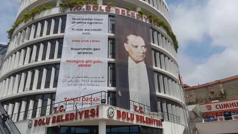 Bolu'da seçim yasaklarına aykırı pankart indirildi
