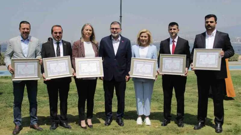 AK Parti’nin İzmir Milletvekilleri mazbatalarını aldı