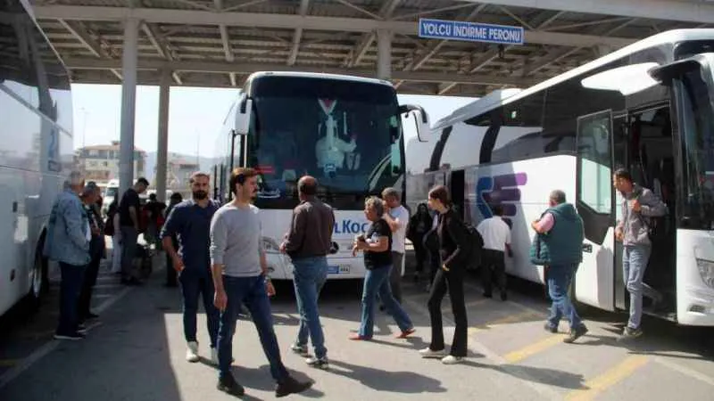 Hatay otogarında seçim yoğunluğu