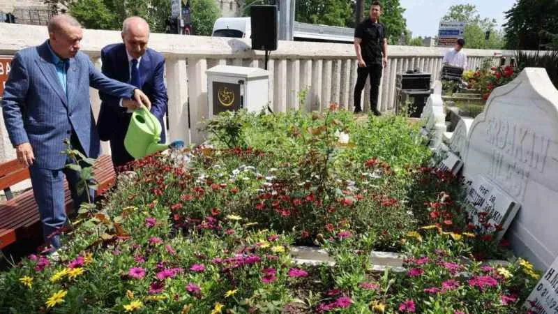 Cumhurbaşkanı Erdoğan, Erbakan’ın kabrini ziyaret etti