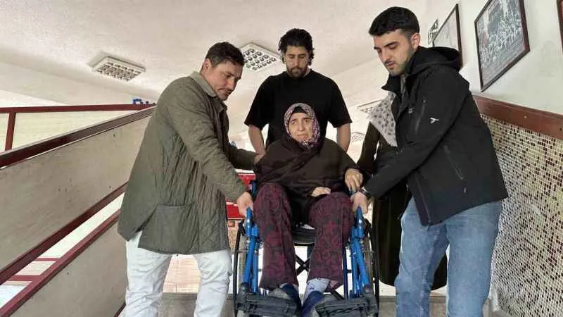 Şehit eşi tekerlekli sandalye ile sandık başına taşındı