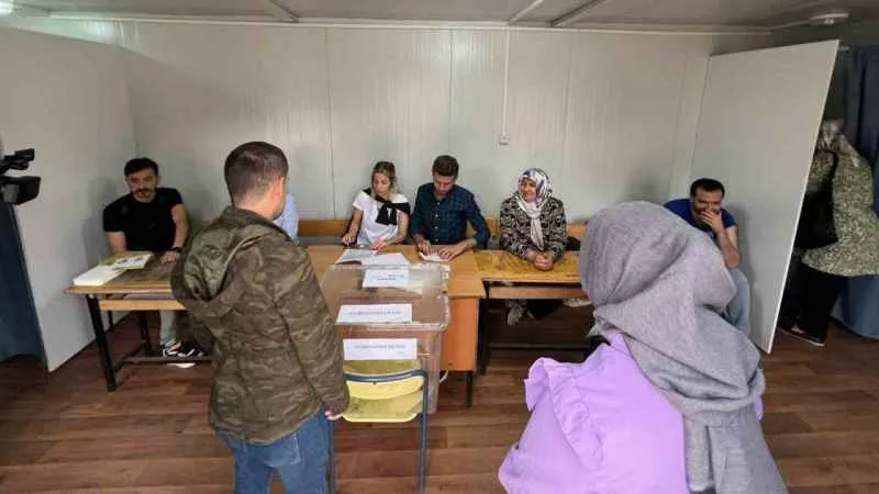 Deprem bölgesinde oy kullanma işlemi başladı