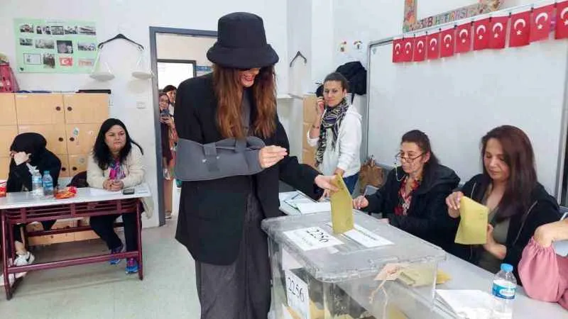 Kolundaki sargıyla gelip oyunu kullandı